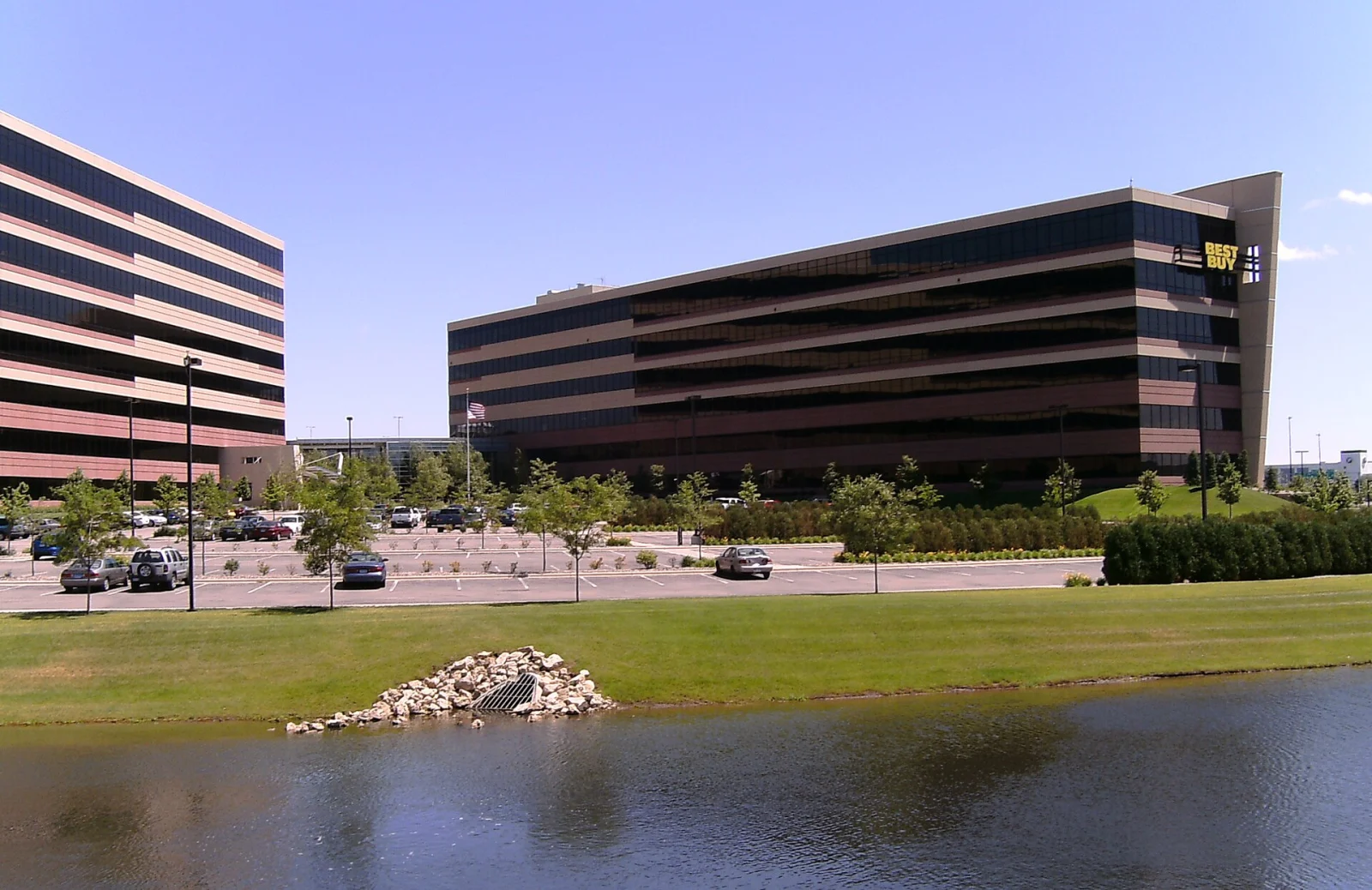 Best Buy corporate headquarters building in Richfield, Minnesota, with the company sign visible.